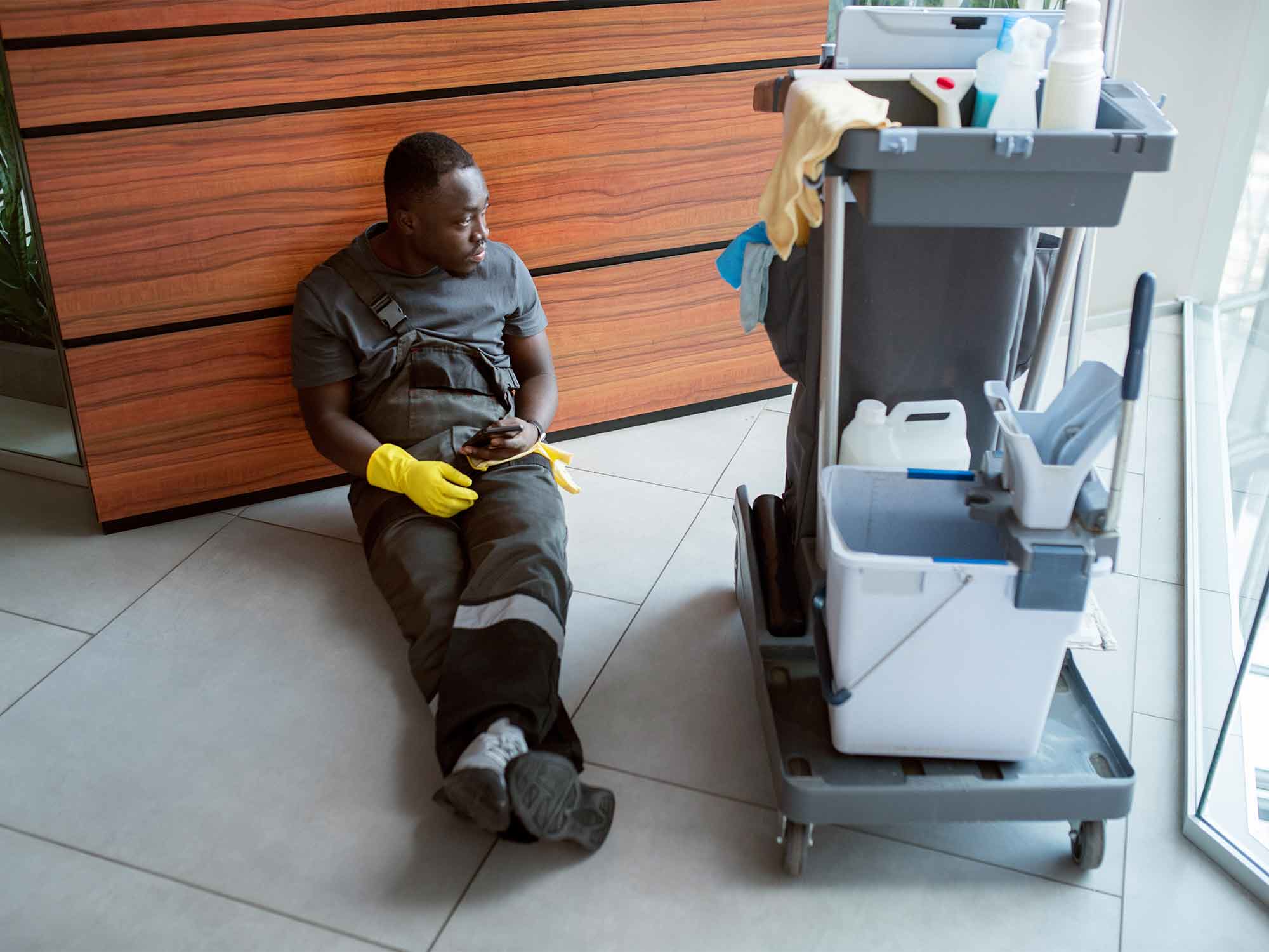 Delase and clean office space